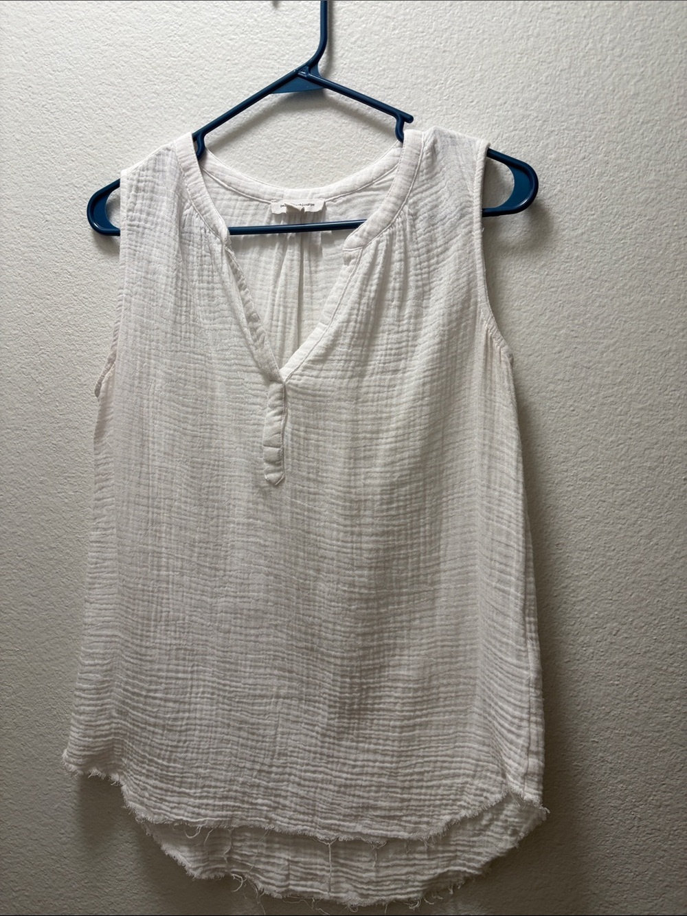 beachlunchlounge White Sleeveless Gauze V-Neck Camisole